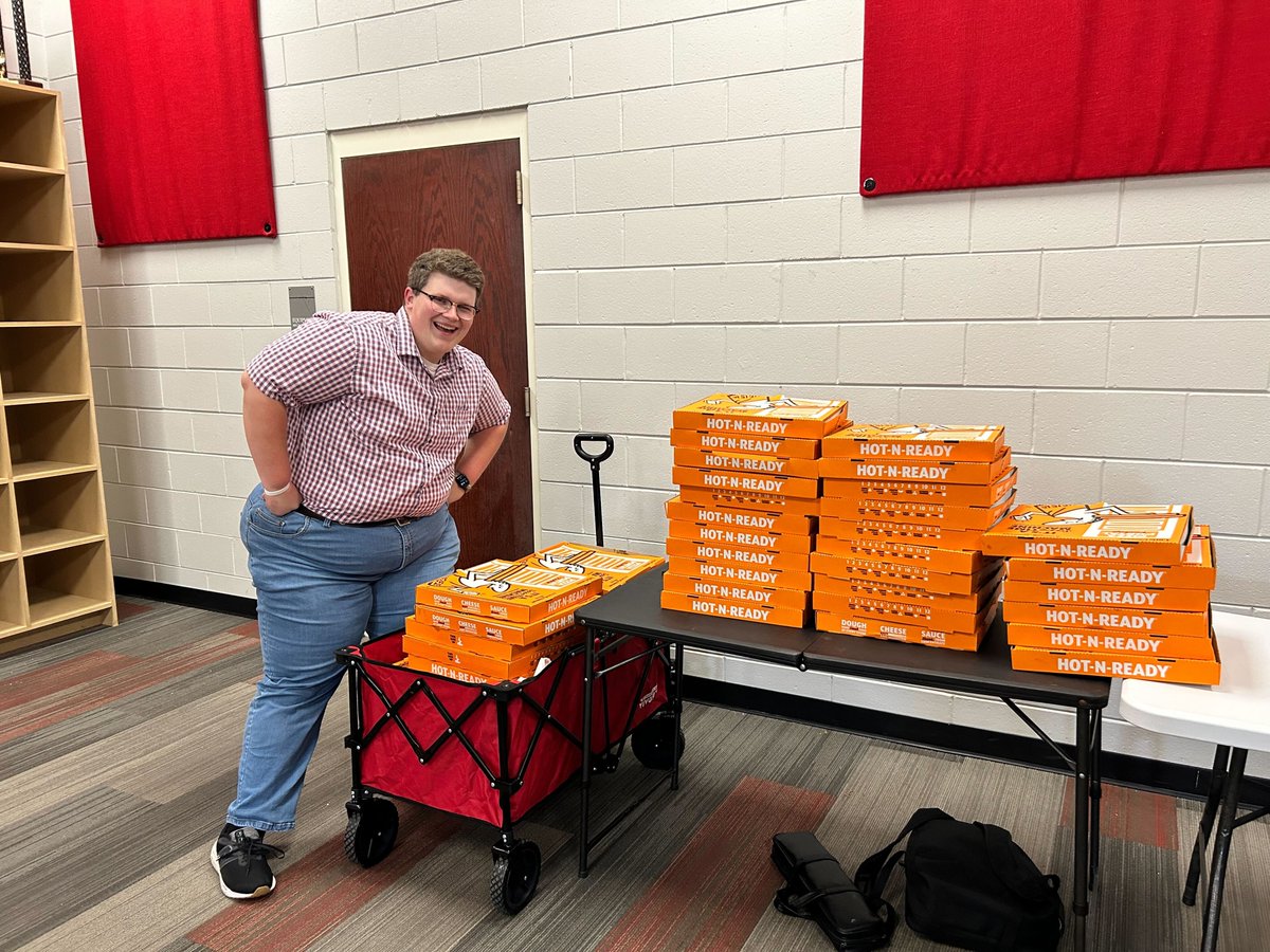 ChapelMS's tweet photo. The Chapel youth supported the Clinton High School band with pizza on Friday night!🍕 https://t.co/160zykgwIY