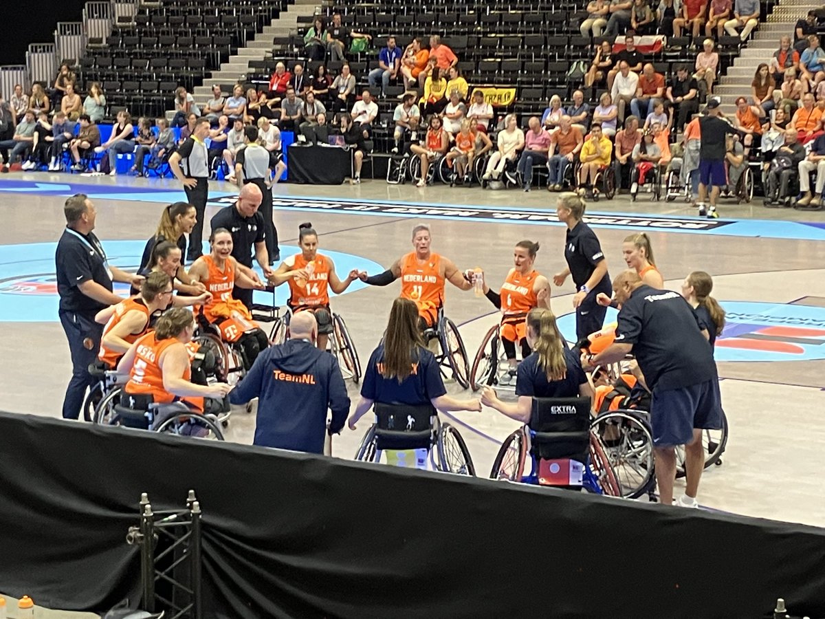 Na de wedstrijd van de mannen direct door naar de dames! Halve finale tegen Spanje voor een plek in de finale. Ziet er goed uit 49-21 voor team Nederland rolstoelbasketbal