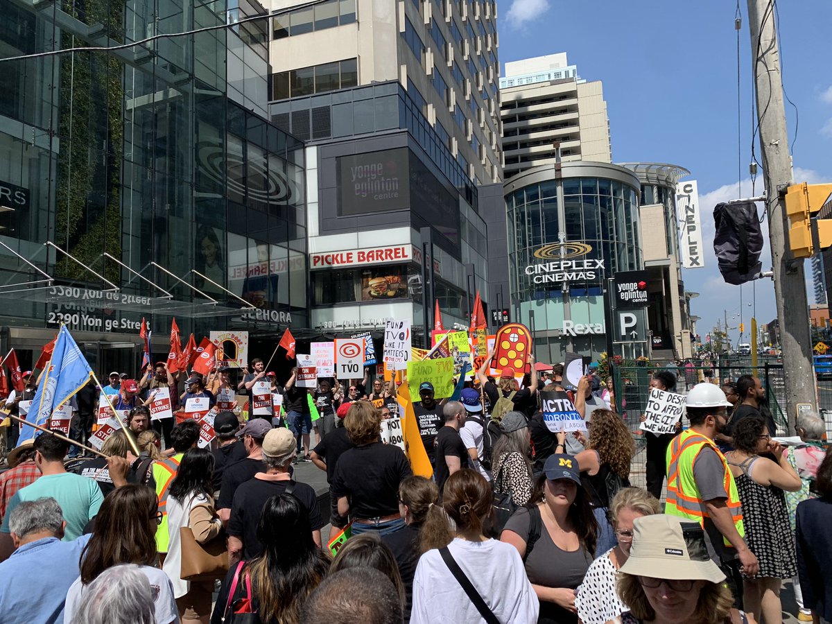 TVO’s @CMGLaGuilde workers behind TVO Kids and @theagenda have headed to Yonge and Eg to show solidarity with striking Metro workers- @unifor414 @unifortheunion #metrostrike