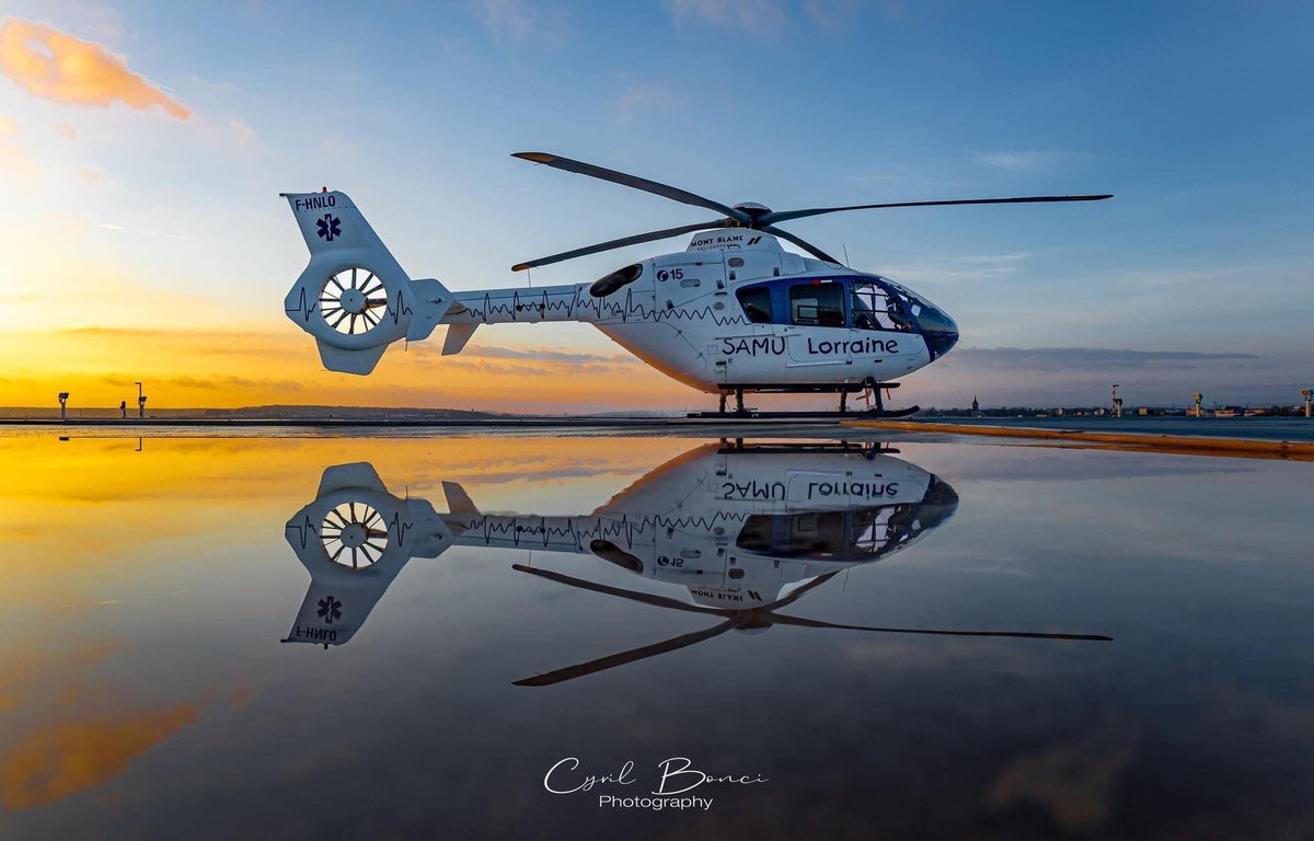 ActuSamu's tweet photo. [ ActuSAMU - HéliSMUR ] : 🟠 Département de Meurthe-et-Moselle : Cyril, pilote de l’HéliSMUR Lorraine 🚁, basé au #SAMU54 CHRU de Nancy  🏩 nous fait profiter de ce magnifique couché de soleil ☀️ #sunset 💙

📸 Cyril Bci https://t.co/Jbqjx2j4Er