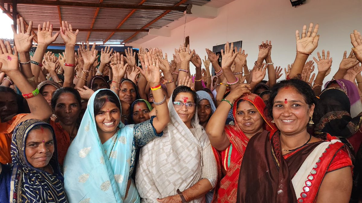 IndraMeenaInc's tweet photo. आज "महिला उत्थान एवं महिला सम्मान अभियान" यात्रा कार्यक्रम का शुभारंभ ग्राम पंचायत बेड़मा के ग्राम नागदेड़ा में किया गया।

इस मौके पर सरकार द्वारा महिलाओं के लिए चलाई जा रही ऐतिहासिक जन कल्याणकारी योजनाओं के बारे में जानकारी दी। https://t.co/HfQkafJzGh