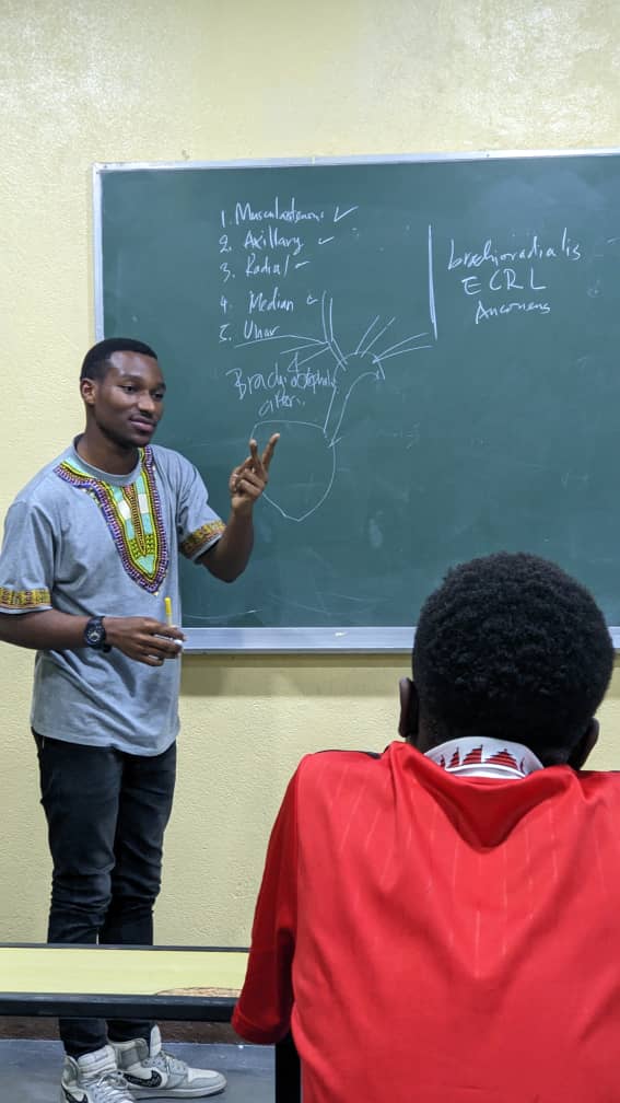 Scome_rwanda's tweet photo. π¨HAPPENING NOW π¨
Level I medical students are discussing #NervesandVessels of the upper limb through the #PeerLearningProgram
#PLP has been beneficial to medical students, helping them to boost their academic knowledge as well as enhancing their social and communication skills https://t.co/H9uccsloGb