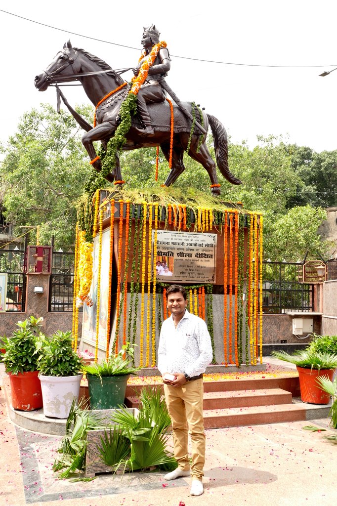LRBRANDSunil's tweet photo. अमर शहीद वीरांगना महारानी अवंतीबाई लोधी जी की जयंती के अवसर पर आज महारानी अवंतीबाई लोधी चौक दिल्ली पर स्थित उनकी प्रतिमा पर माल्यार्पण कर नमन किया।
#अवंतीबाई_लोधी 🙏 जय जय अवंती 🙏
#AvantibaiLodhi #LR_BRAND 💐🎉 https://t.co/U6axaeHEHE