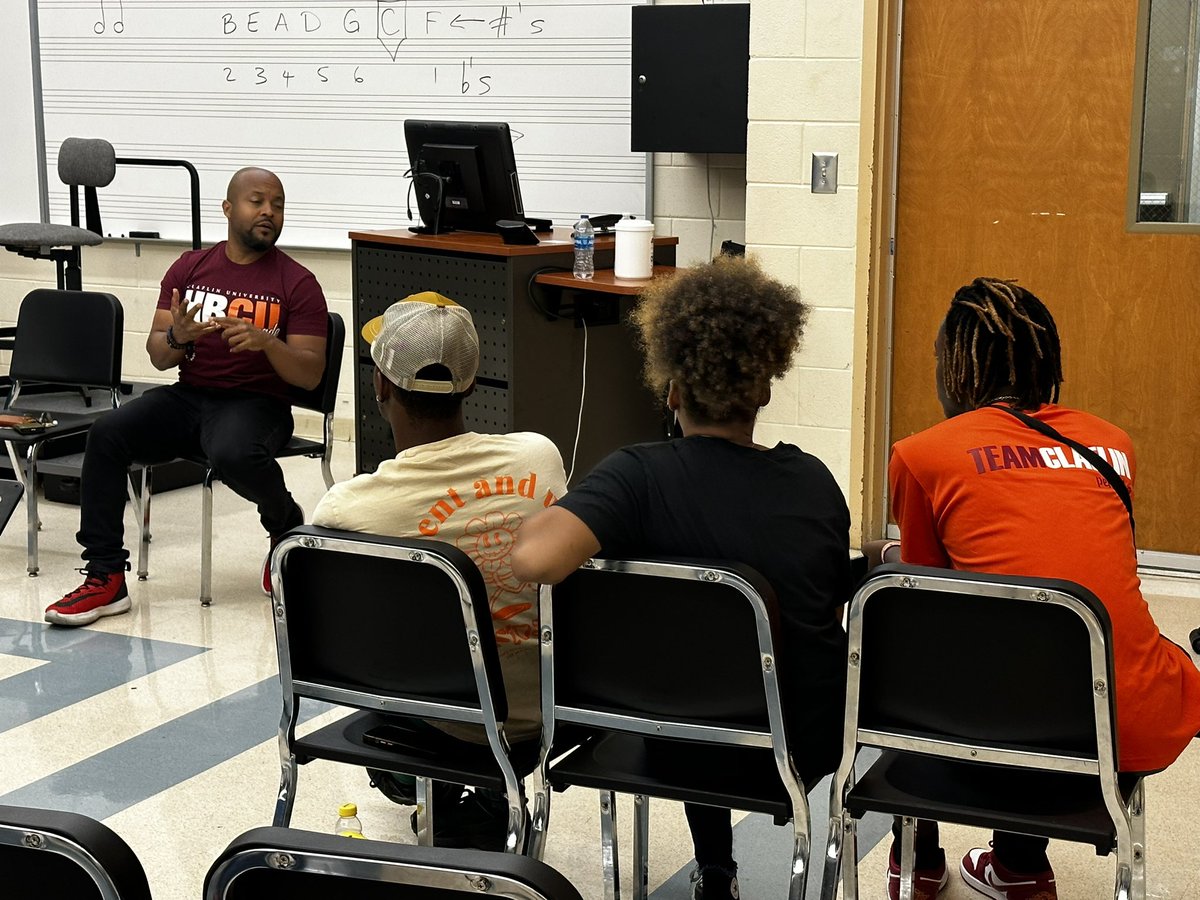 Award winning executive producer, ad executive, actor, writer, director and entrepreneur Michael Flowers Jr., ‘96, visited Claflin University and spoke to theater majors and minors about his professional career journey.