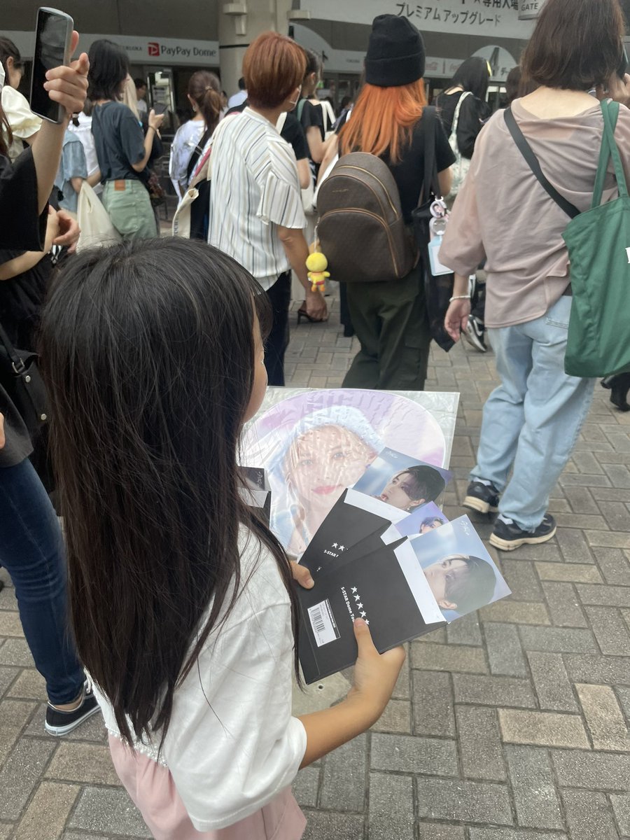 hayashimami_'s tweet photo. スキズのライブ最高だったー♡
ラントレ配りねぇさんになってた🥹笑
交換なしでいっぱい渡してたのあ氏🤣💓
#親子ステイ https://t.co/kNqHfQef5M