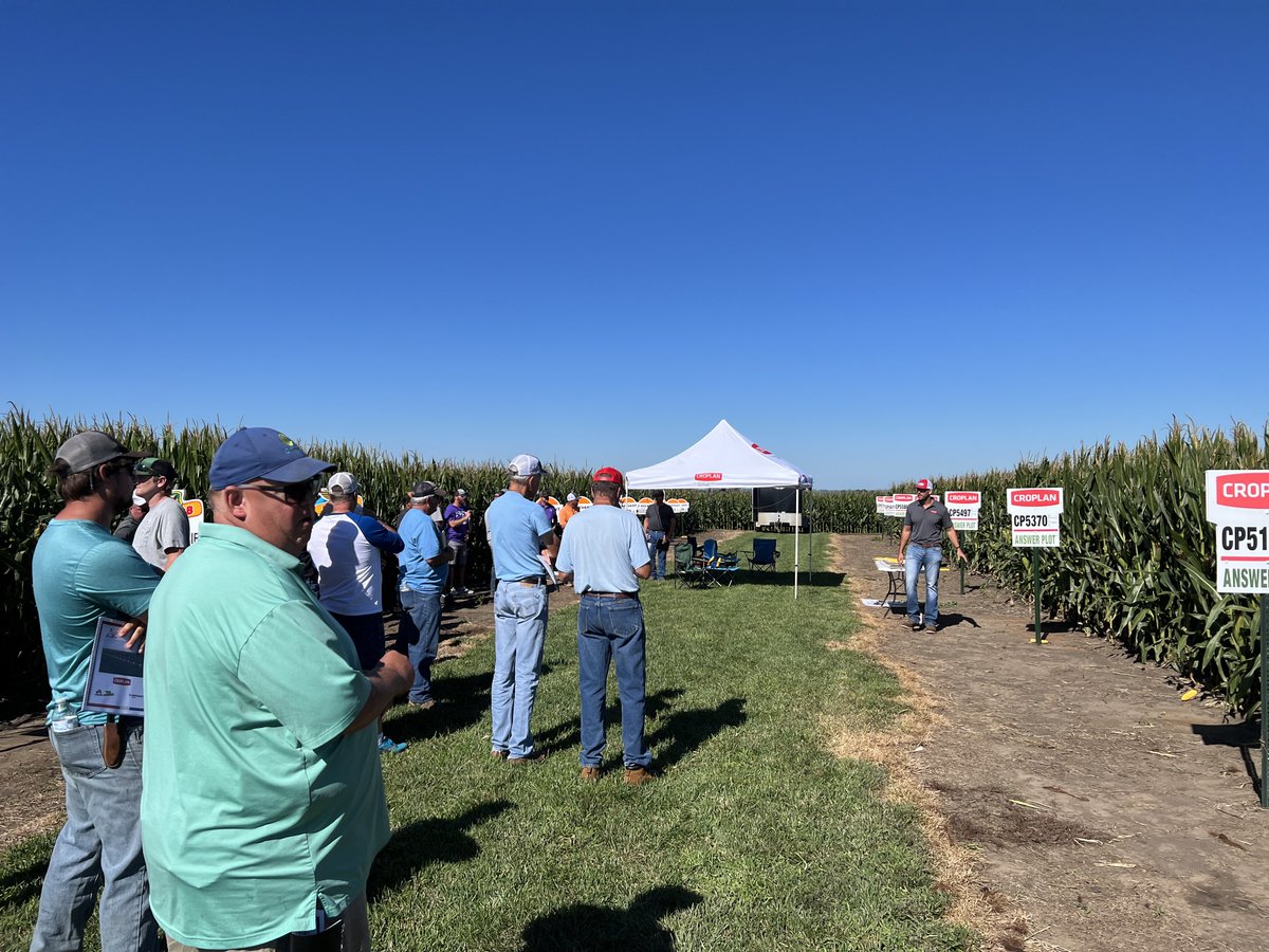 WesternCornBelt's tweet photo. Great crowd, great event with @AgPartnersCoop. Loved the opportunity to talk Corn traits and showcase CROPLAN germplasm, while also having the Winfield United team handled fertility and adjuvants! https://t.co/7ccxTzeP3B