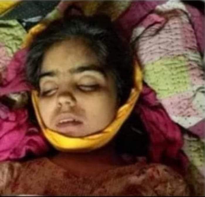 sindhi_gmc's tweet photo. عظيم سنڌ جي 
مظلوم فاطمه ,,
جنهن کي راڻيپور جي وحشي پير جنسي ڏاڍائي ڪرڻ بعد تڙپائي تڙپائي ماري ڇڏيو --😭 https://t.co/YSRIUg4dki