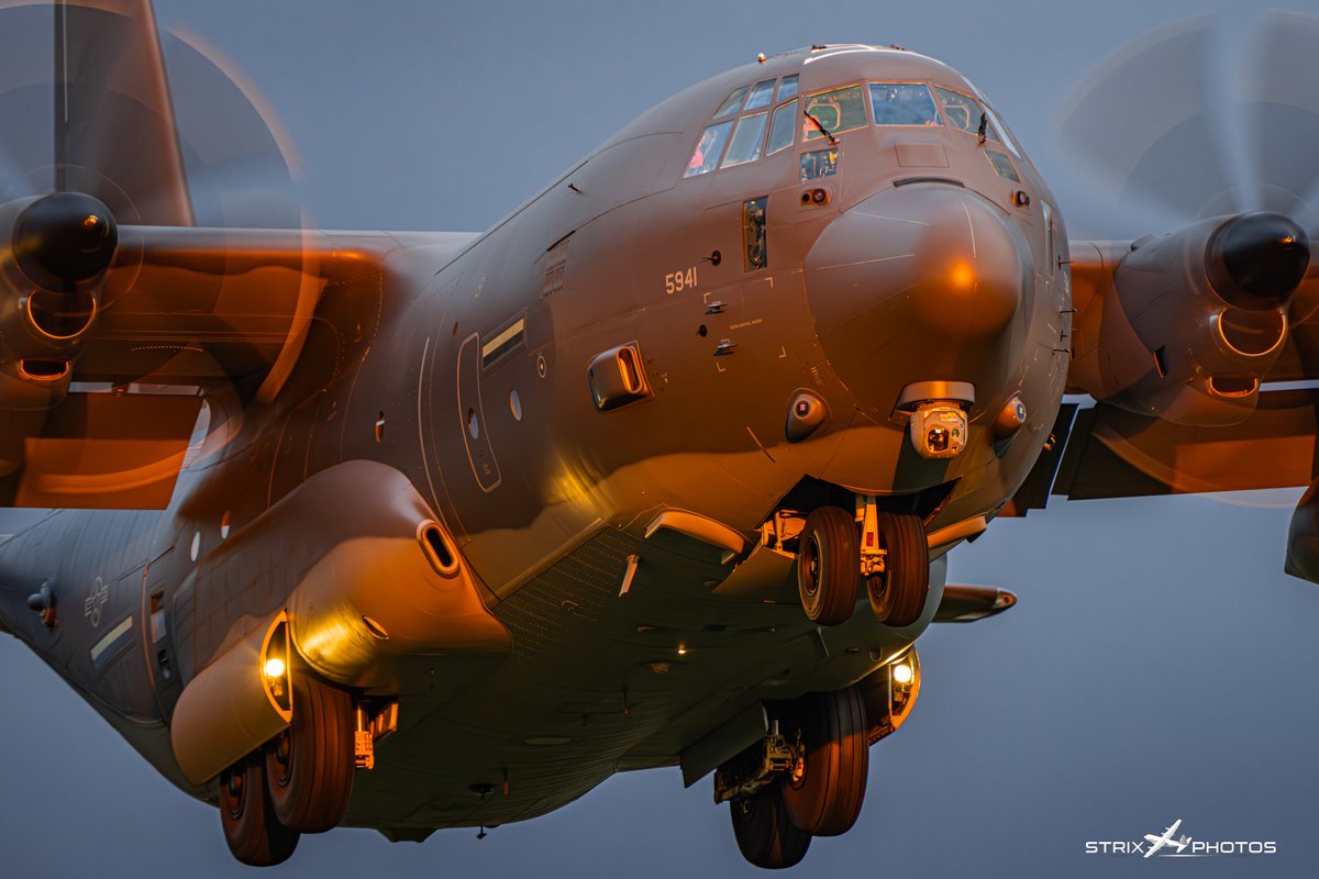 We ride at sundown 😎

An MC-130J Commando II in the circuit at RAF Mildenhall during the golden hour last night 🇬🇧🇺🇸

@HQUSAFEAFAF @RAFMildenhall @352SOW @AFSpecOpsCmd @scan_sky