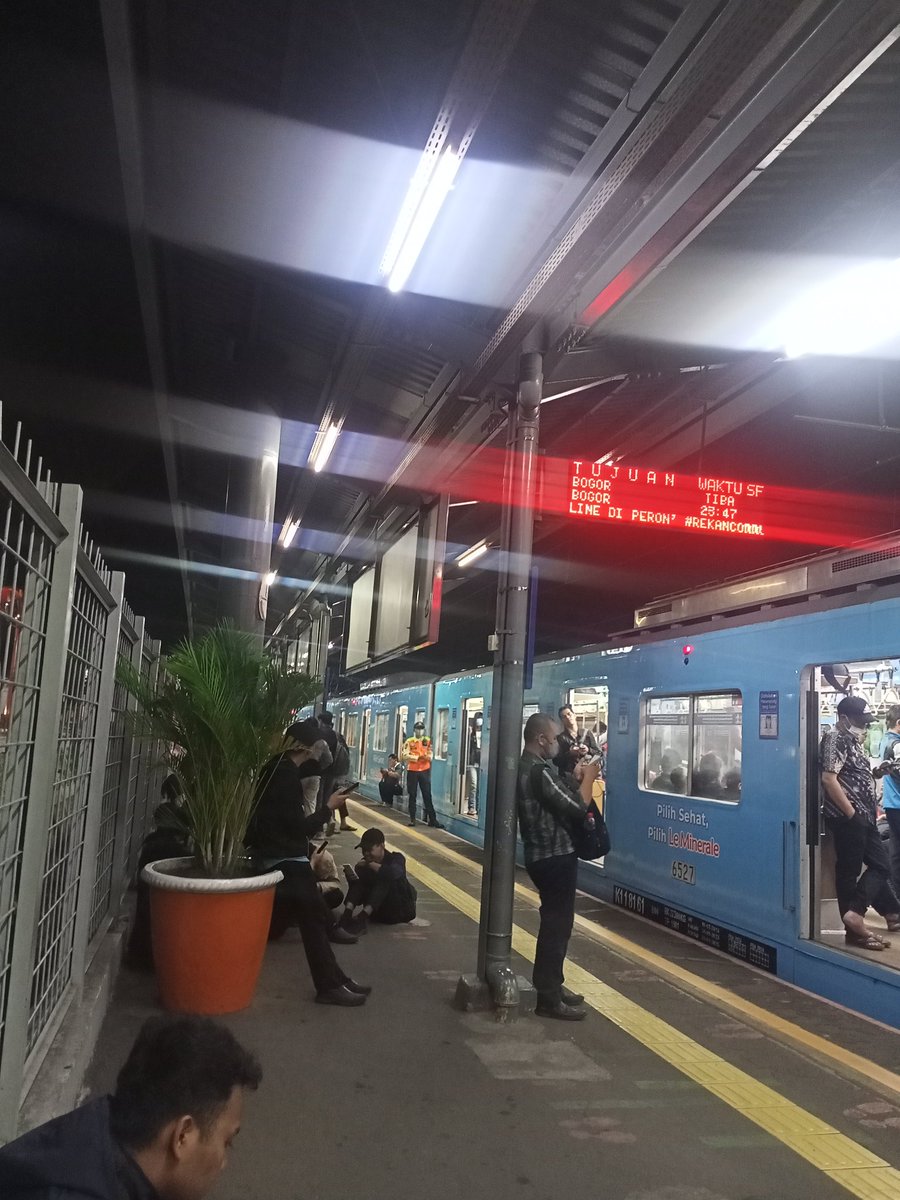 Cowker262's tweet photo. Kereta api mogok dari Jakarta kota tujuan bogor, yg senasib sepenanggungan angkat tangannya,wkwkk bobok distasiun Cawang dah 😂

#cawang #kereta #krl https://t.co/YGRPk2MBov