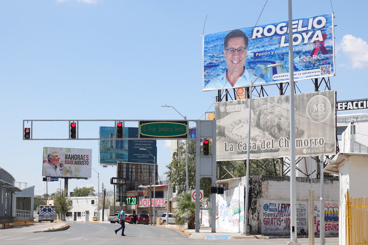 yociudadanojrz's tweet photo. 🔍 Las avenidas de #Juárez se han llenado de espectaculares con las caras de políticos y funcionarios.
Los espectaculares anuncian libros y entrevistas exclusivas en revistas o sitios web.

🧵👇Abrimos hilo. https://t.co/KyC8HEUmyB