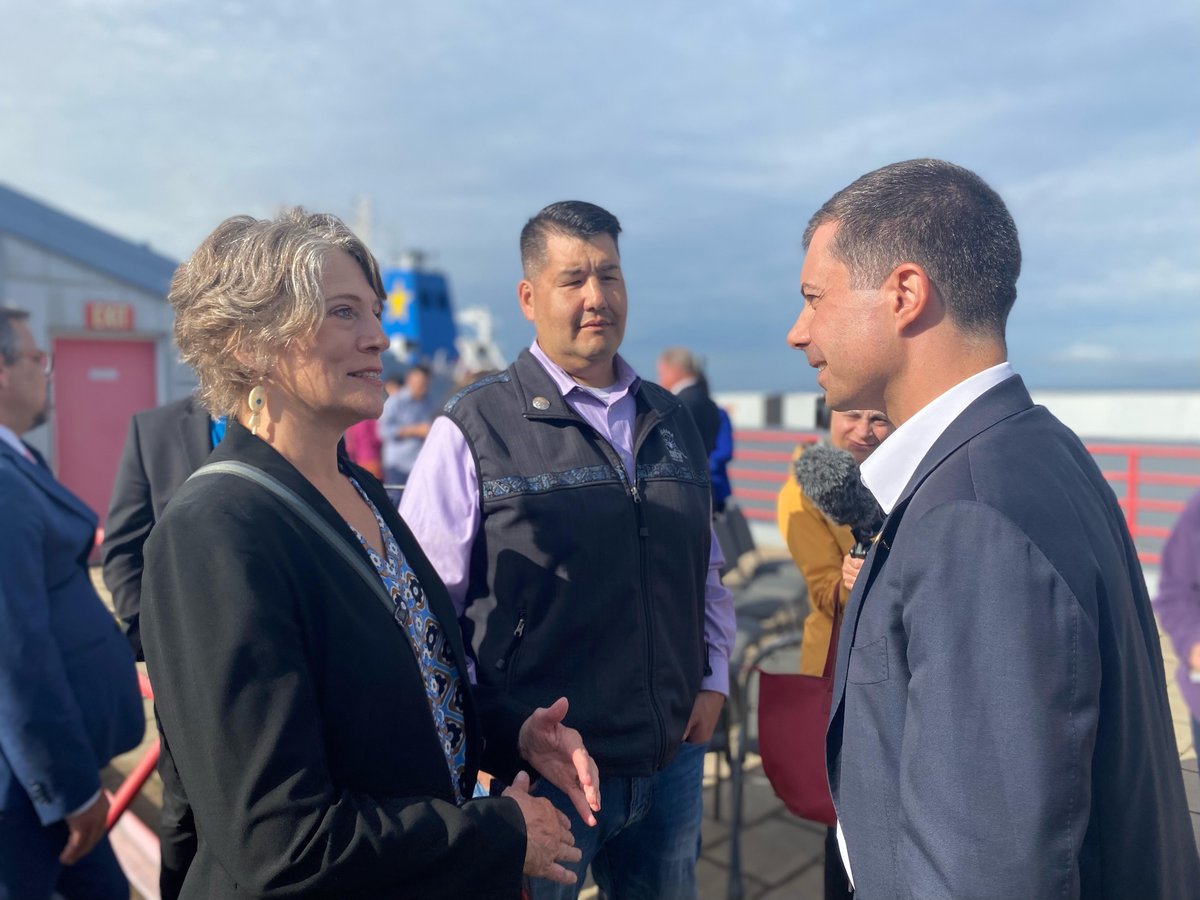 AKAFLCIO's tweet photo. President Joelle Hall got the opportunity to talk with U.S. Transportation @SecretaryPete about infrastructure and workforce in the 49th state. 

An exciting moment to thank the Biden Administration for its historic investments in Alaska's infrastructure! #1u #UnionStrong https://t.co/hIHMj5qs5f