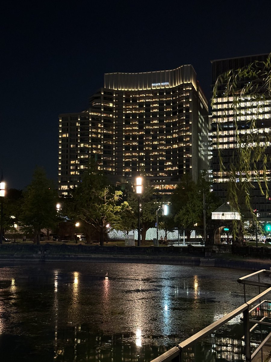 ちなみにヘッダーはPALACE HOTEL TOKYO。皇居歩いてるときに撮った！
いい感じに光ってて、写真に収めてしまった。夜綺麗だから是非行ってみて！