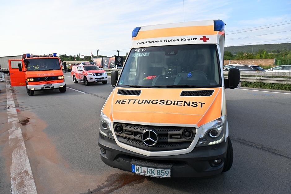 wiaktuell's tweet photo. #LkwFahrer bei Auffahrunfall auf #A3 bei #Breckenheim lebensgefährlich verletzt
2 #Lkw sind am Mittwoch auf der A3 kurz vor dem #WiesbadenerKreuz bei Breckenheim zusammengestoßen. 1 #Fahrer wurde dabei eingeklemmt & erlitt #lebensgefährlicheVerletzungen.
https://t.co/ySAqQIWlhF https://t.co/96HWN0Bi2D