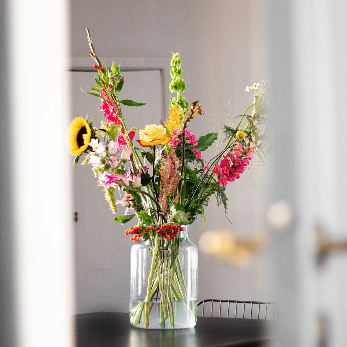 LauraWeissLake's tweet photo. Looking to sell your home? Here's a tip: staging your house can make a big difference in attracting potential buyers. 🏠 Consider decluttering, adding some fresh flowers, and creating a cozy atmosphere to make your space more appealing. Need help? Give me a call! https://t.co/VZPEkIsC3w
