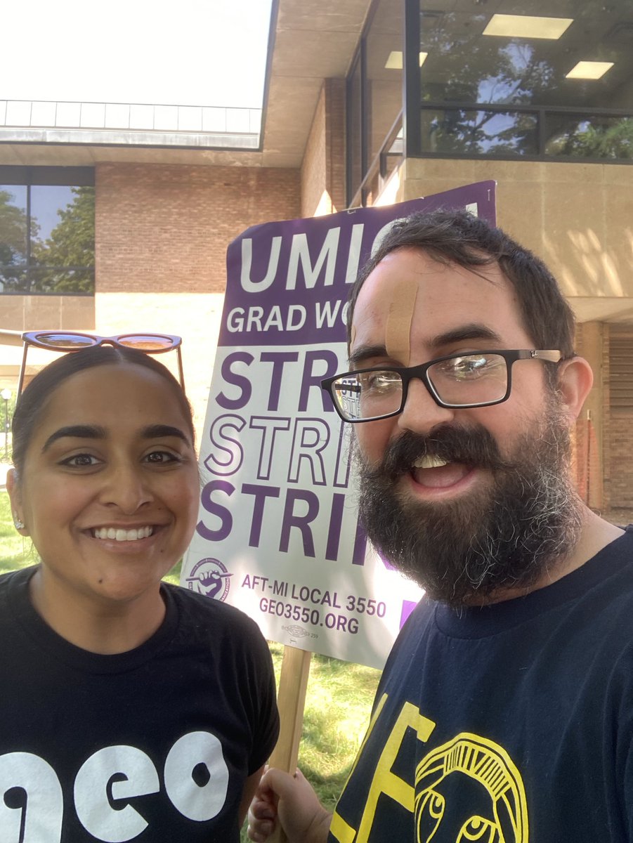 What’s happening? SOLIDARITY between Lecturers & Grad Student Workers! @geo3550 @LEOUnionUmich #UnionStrong #Solidarity #GoBlue #UMich