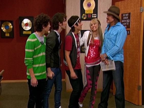 notgwendalupe's tweet image. 16 years ago, the most LEGENDARY night of Disney Channel happened: the premiere of 'High School Musical 2', 'Phineas and Ferb' and the crossover of 'Hannah Montana' with the Jonas Brothers, thread: