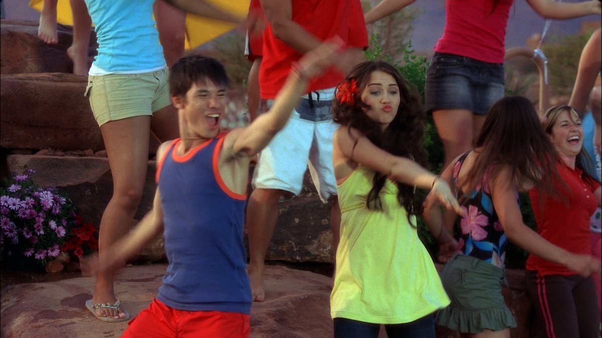 notgwendalupe's tweet image. 16 years ago, the most LEGENDARY night of Disney Channel happened: the premiere of 'High School Musical 2', 'Phineas and Ferb' and the crossover of 'Hannah Montana' with the Jonas Brothers, thread: