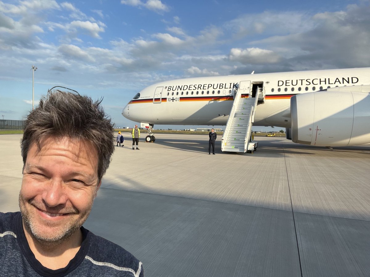 Wirtschaftsminister Parody Robert Habeck (@habeckpress) on Twitter photo <a href="/Karl_Lauterbach/">Prof. Karl Lauterbach</a> Den Flieger wieder ordentlich volltanken, ich brauche Ihn später. Annalena hat mir keine Sandalen aus Abu Dhabi mitgebracht.
Gruß Robert. <a href="/Karl_Lauterbach/">Prof. Karl Lauterbach</a> Den Flieger wieder ordentlich volltanken, ich brauche Ihn später. Annalena hat mir keine Sandalen aus Abu Dhabi mitgebracht.
Gruß Robert.