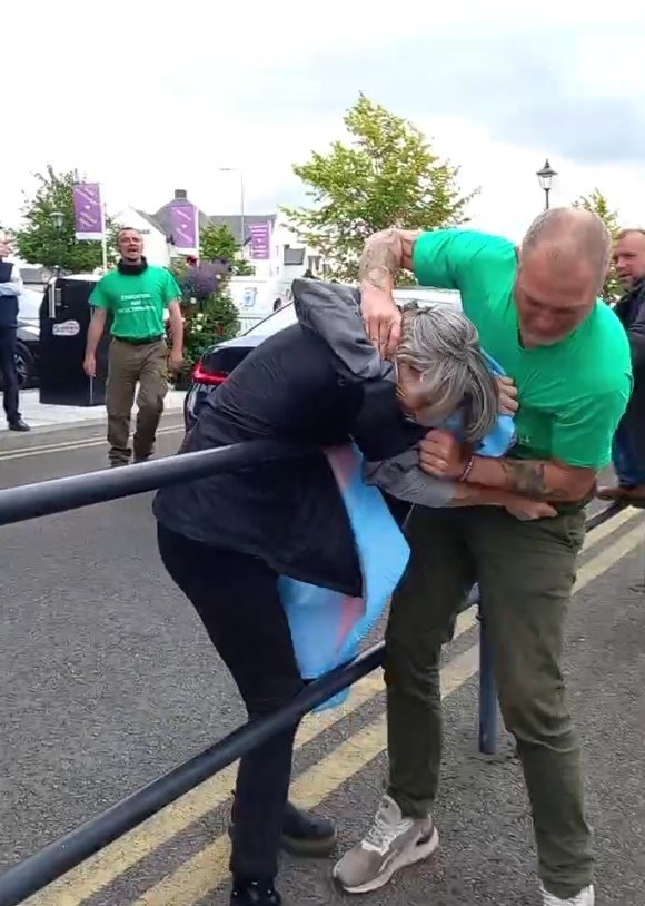 BolshieBish's tweet photo. Once a woman beater always a woman beater. Andy Heasman assaulting a counter protester in Carrick-on-Shannon today.
The Irish Far-Right are eejits, but we also shouldn't forget that they're extremely violent as well, especially towards women. https://t.co/eEn7hxJhbA