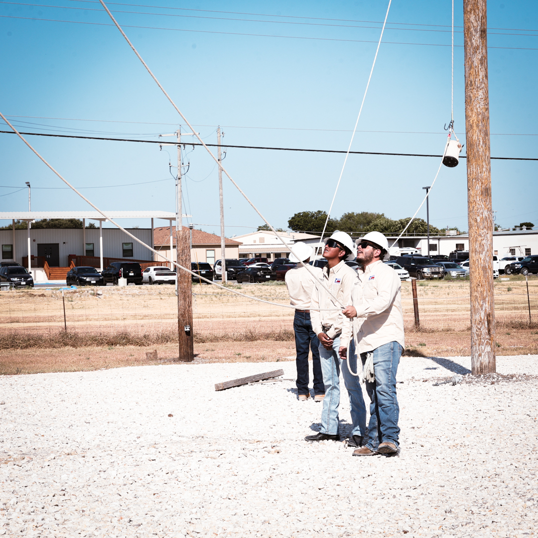 SWTXCollege's tweet photo. ๐๐จโ๐ญ Taking learning to new heights! Our Powerline Technician students are mastering their skills with instructor Rudy Ballesteros, conquering those poles like pros. โก๐ #SWTJC #PowerUpYourEducation https://t.co/Hu3Iqiogr7