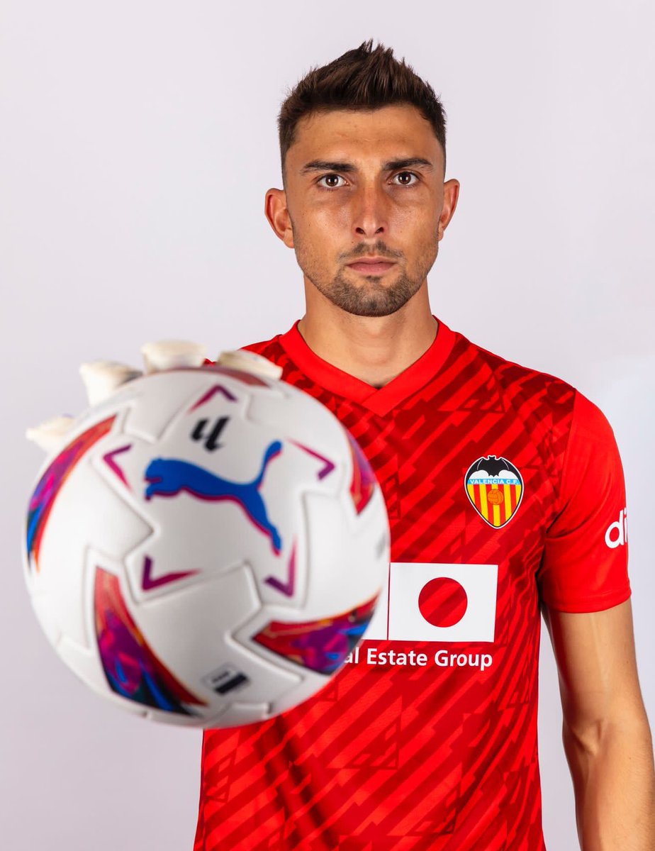 CRiveroOficial's tweet photo. Temporada 23.24 @valenciacf 🦇⚽️
AMUNT! #ADNVCF #CORVCF 🧡 https://t.co/YZG5DWotot