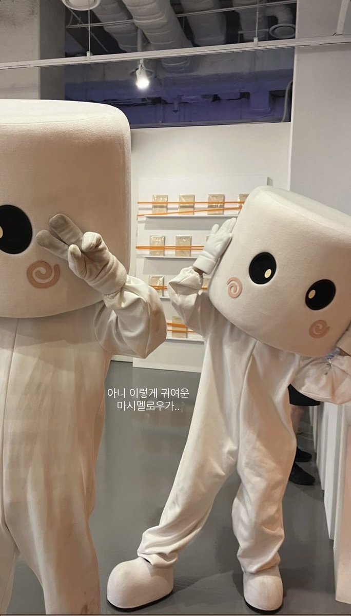 _inthedesert516's tweet photo. ‘마멜이가 둘인데 하나가 엄청 작고’
‘스태프들이 마멜을 엄청 잘 챙겨줌’

이 부분이 너무 귀여워😭 쟈근 아기마멜이 뽈뽈뽈 돌아다니며 관람객들이랑 사진 찍어주고 엠디 사라고 카드도 주고 철푸덕 앉아 키링도 까는 이 그림😭 그런 마멜 힘들까봐 스탭들이 잘 챙겨줬다는 것까지도 킹랑스러움🥹💜 https://t.co/sh2L4BMJ5k