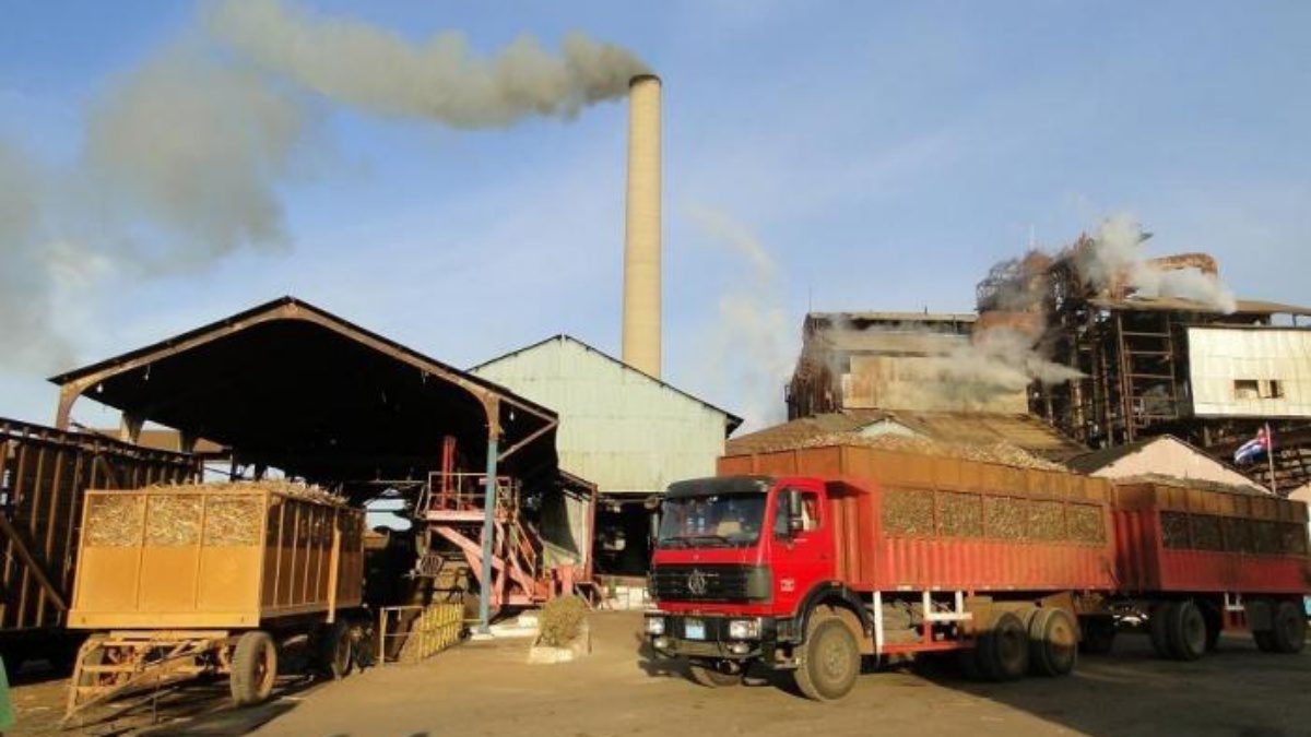 DeFactoCuba's tweet photo. 1/ Desde finales de los 80, la isla experimenta una continua desindustrialización tras la caída de la URSS. Se perdieron capacidades en sectores clave como la agroindustria, alimentos y maquinaria agrícola. https://t.co/ebn2dhMOct