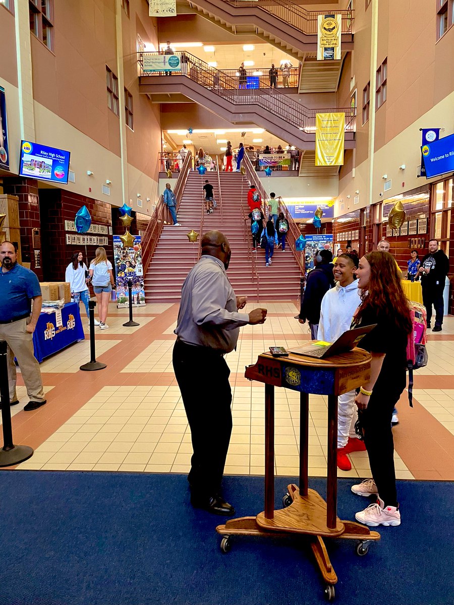 1st day of school vibes from Madison, <a href="/DardenSBCSC/">Darden Elementary School</a> &amp; <a href="/SBRileyhigh/">South Bend Riley</a>. Got to catch up with an old Student and see all the support 🐶🐶at Madison. <a href="/DardenSBCSC/">Darden Elementary School</a> was creating a fantastic start for their students &amp; <a href="/shenderson574/">Shawn  Henderson</a> was greeting students with a dance! <a href="/DRobinson1108/">Diamond Robinson</a> #sbcsc