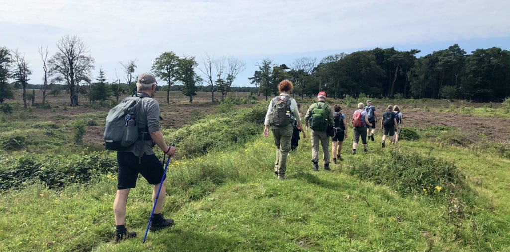 Traditiegetrouw begon de Eindeloze Veluwetocht van <a href="/NM_Gelderland/">NM Gelderland</a> met huisgemaakte appeltaart 🍰 en koffie ☕️ Gevolgd door eindeloos genieten van de prachtig natuur; bloeiende heide, de schaapskudde, nachtzwaluwen en krekels 🦗 
Waar neem je ons morgen mee naartoe @Veluwebosw8er?