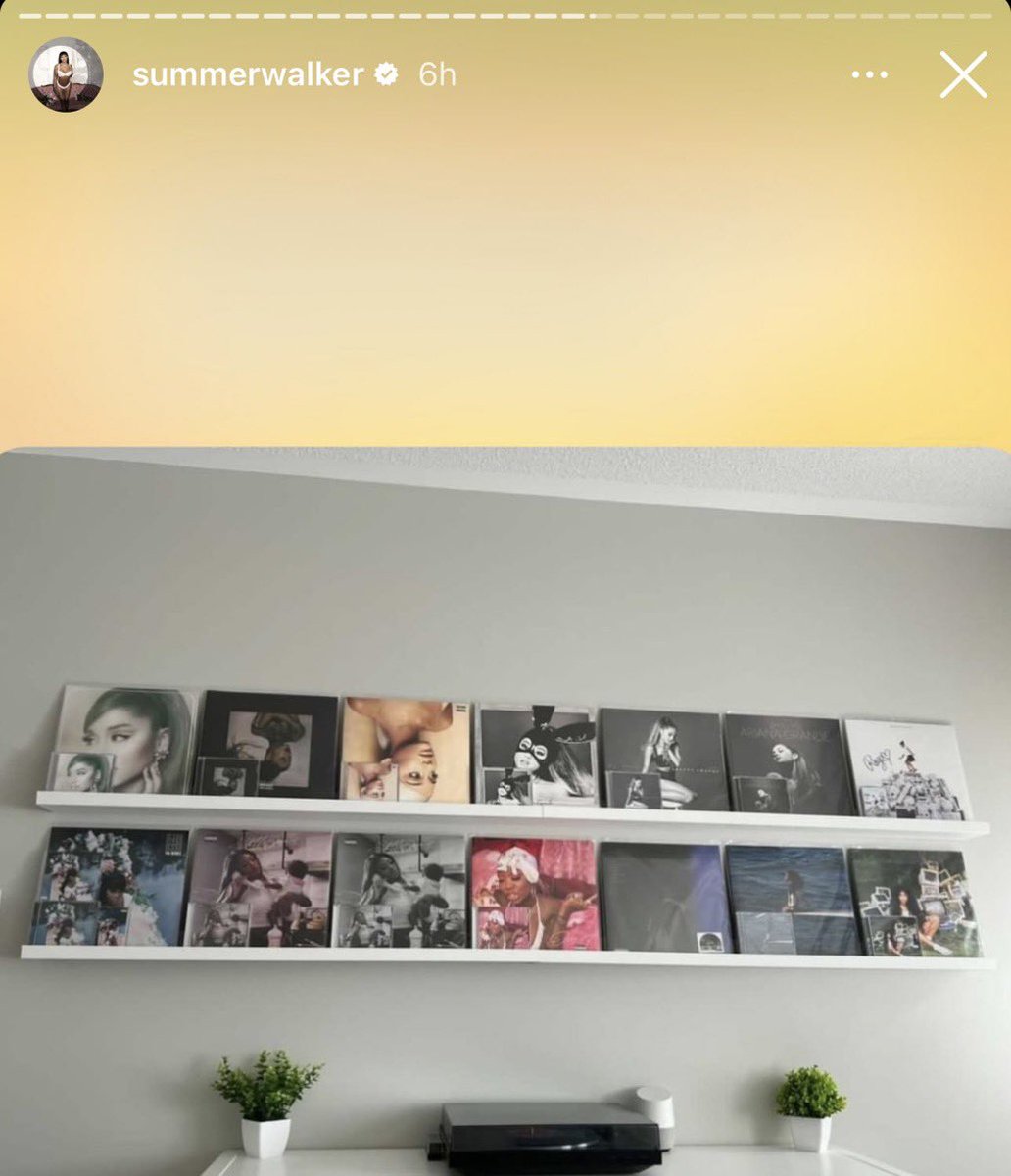summer walker having ariana grande’s entire discography hung up in her home was not on my 2023 bingo list 😭😭