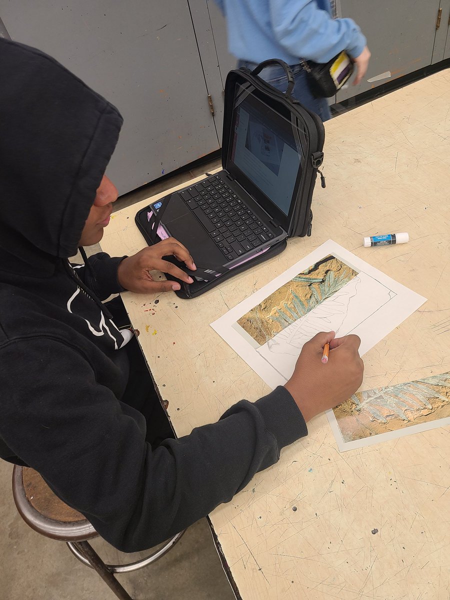 rondeaneArt's tweet image. We have completed 3 classwork art assignments so far, #landscapeline, #expressive &amp;amp; #directional line and cup label #design. Today we started a new assignment on drawing from subject matter found in a magazine. #weRcreative @LearnatRHS