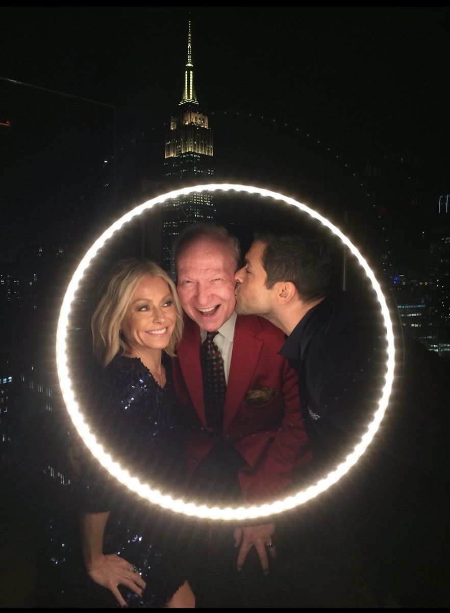 KellyRipa's tweet image. Let’s give birthday wishes to two of my favorite people … Art Moore and @madonna! Thank you both for all the celebrations! 🎉🎉🎉
