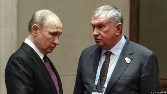 igorsushko's tweet photo. SANCTIONS: In an apparent move to try to mitigate the collapsing ruble, Putin authorized Rosneft to sell oil for foreign currency without restrictions.
Russia could then "purchase" rubles with this foreign currency, which in theory would increase demand for the ruble. https://t.co/pN34K71gkj