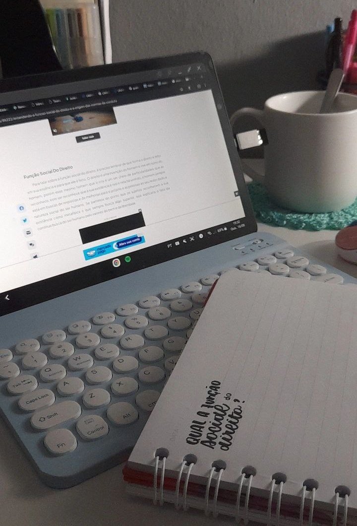 whitrelation's tweet image. fazendo a atividade de sociologia do direito (vamos ignorar que troquei o f por um 7)