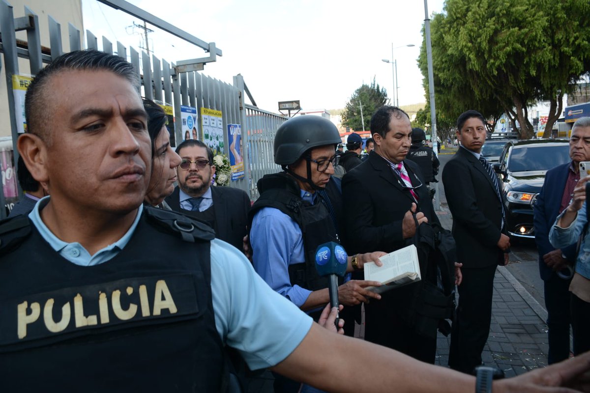 #AHORA | Christian Zurita llega al sitio donde fue asesinado su amigo Fernando Villavicencio, en las afueras de las calles Gaspar de Villaroel y Amazonas. Deja una ofrenda floral y lee una palabras para el fallecido candidato, bajo un fuerte contingente policial.