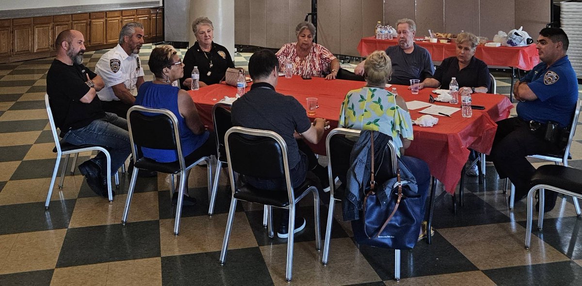 Today, the 60 Precinct hosted 'Breaking Bread, Building Bonds' with members of the community. Topics included crime strategies & youth uplifting - with the intent to forge lasting diverse friendships, finding common ground & building trust. #NYCBREAKSBREAD @STOPHATENYC