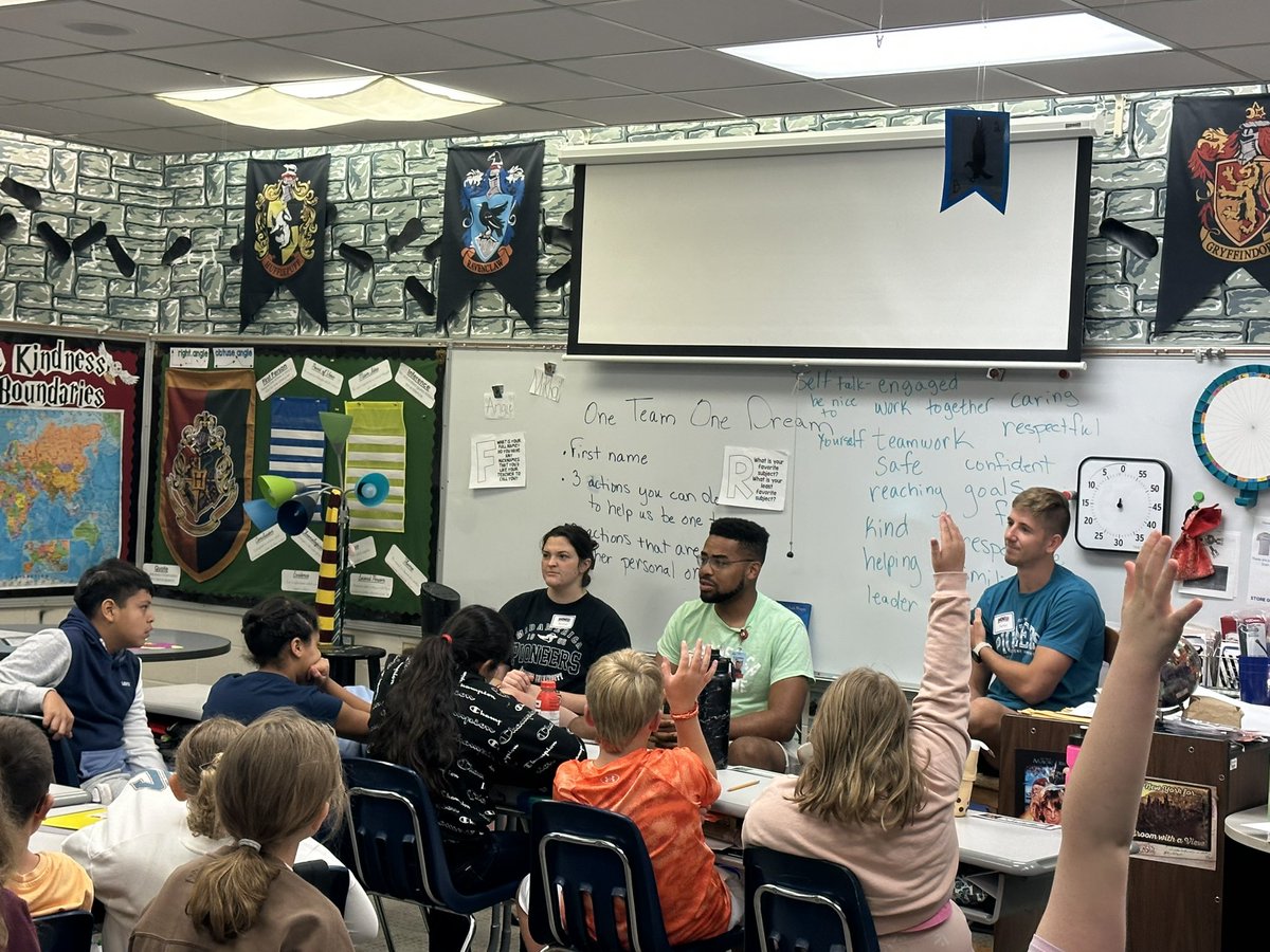 kyleepearson's tweet photo. @hawks_hc loves being neighbors with @followMNU. Thank you for sharing your gifts with our community in so many ways! https://t.co/BfX9DTusnW