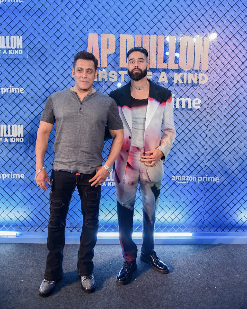 Iftykhan15's tweet photo. Dashing #SalmanKhan #ApDhillon https://t.co/mZJRbUywDl