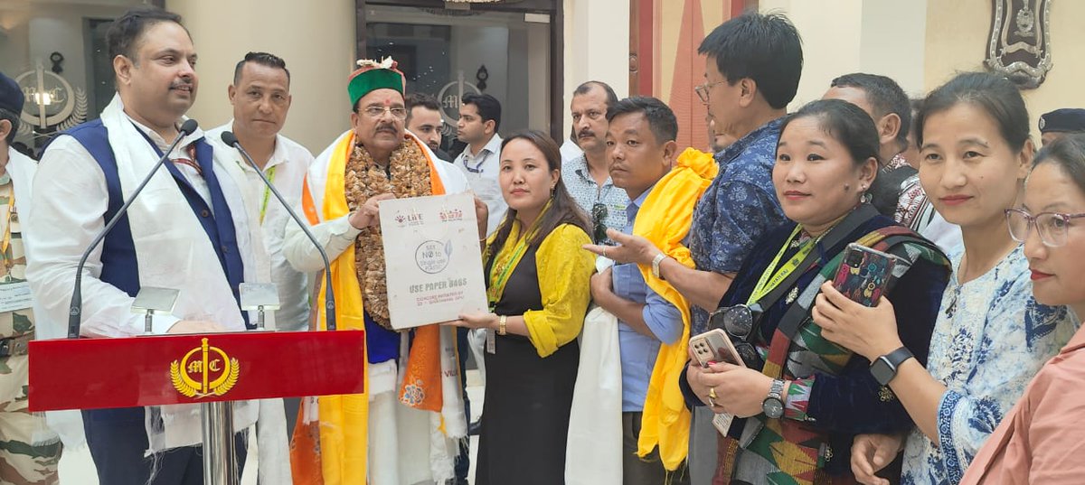 AjaybhattBJP4UK's tweet photo. आज वाइब्रेंट विलेज कार्यक्रम के तहत, सीमावर्ती गांवों के 200 सरपंचों की मेजबानी की और उनके साथ उपयोगी बातचीत की।
जिन गांवों को पहले कभी 'भारत का आखिरी गांव' कहा जाता था उन गांवों को प्रधानमंत्री श्री नरेंद्र मोदी जी ने "भारत के पहले गांव" की उपाधि दी।
#FirstVillage https://t.co/sfZsUYJZIa