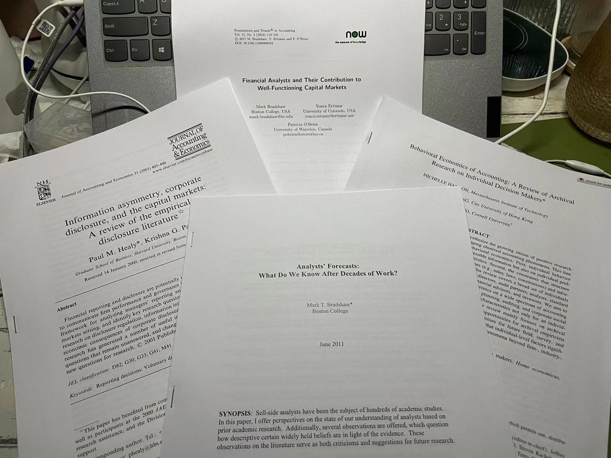 KevinWang_03's tweet photo. Although for me at present, it is still relatively inefficient to read English papers directly without the help of a translator. But I forced myself to overcome it by printing the paper.I take them with me whenever I go out🤣🤣I enjoy reading papers most on the subway. https://t.co/d07I6VoNc2