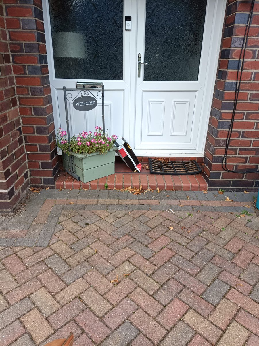 64stokey's tweet photo. @EvriService great delivery today. Yes as your email stated delivered to your address. Not quite, thrown at the front door, package opened, box ripped. For anyone to take. Still same old Hermes. https://t.co/h4Alc42xNK