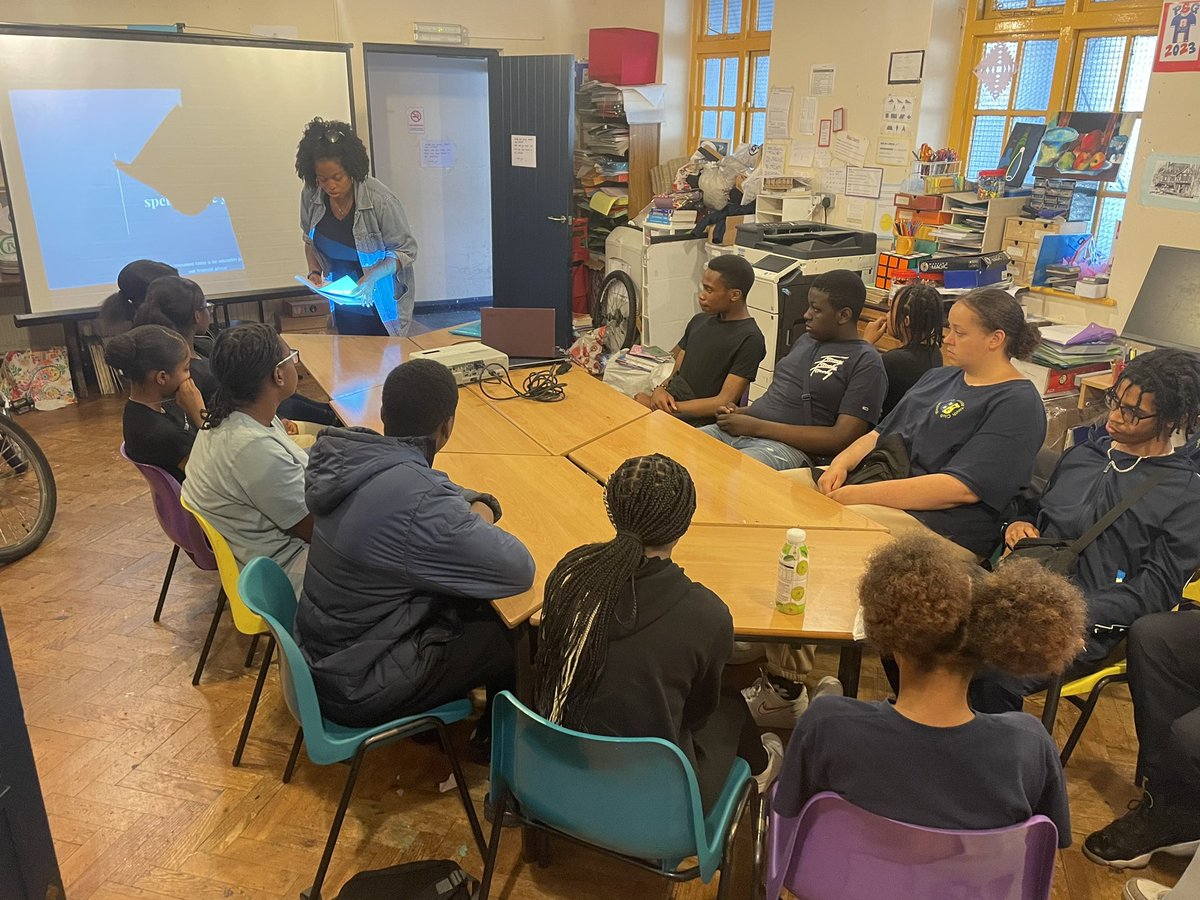 WHYCNunhead's tweet photo. Great turn out for a certificated #budgeting and #Finance course with Natalie tonight #youngvolunteers @LondonYouth #CVC #RDAS #youngvolunteers https://t.co/UsQ2TweNQy