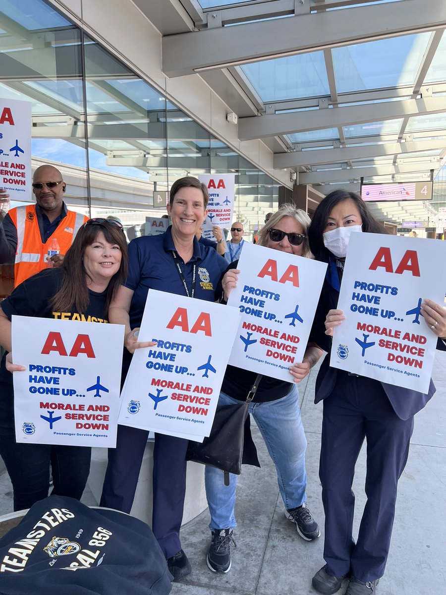 Teamsters856's tweet photo. ✊Passionate members create a powerful movement! 
✈️American Airlines made 💰 $1.3 billion in profit in just the last quarter, yet they give 🚫 no raises for their passenger service workers! Fair contract NOW! #FairPayAA #UnionStrong #Solidarity #teamsters https://t.co/EyHvqDAAmi
