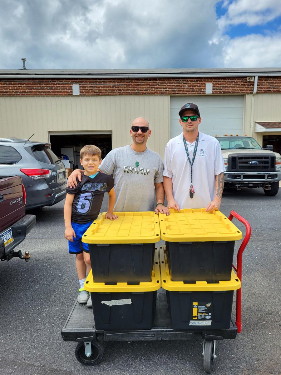CARES4homeless's tweet image. The #carlislemidgetfootball donated 600 lbs. of pantry items to us that they raised during a scrimmage with the New Cumberland Colts. Pictured is Blake Marshall, Andrew Marshall (pres.) and Dustin Mulholland (vp).   Thank you for your donation!  #carlislemidgetfootball CARES!!!