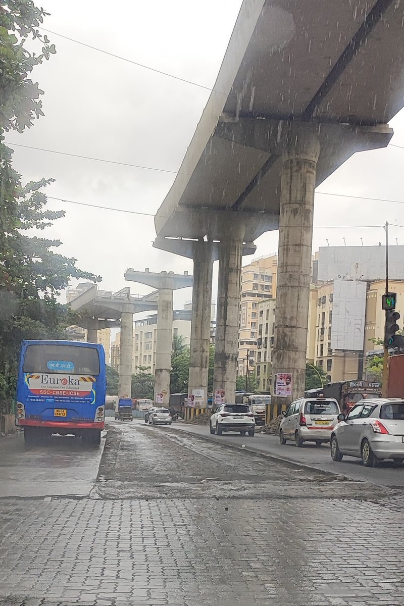 amitvatkar's tweet photo. @MMRDAOfficial @TMCaTweetAway @CMOMaharashtra @mieknathshinde 
Middle lane of Ghodbundar Rd at Kasarwadawali single has been dug up leaving gap of 6-8inches in middle of road. No signage or no protective barrier. I pray no body loses life for this wilful negligence of Authorities https://t.co/QRfGZuJ2YG