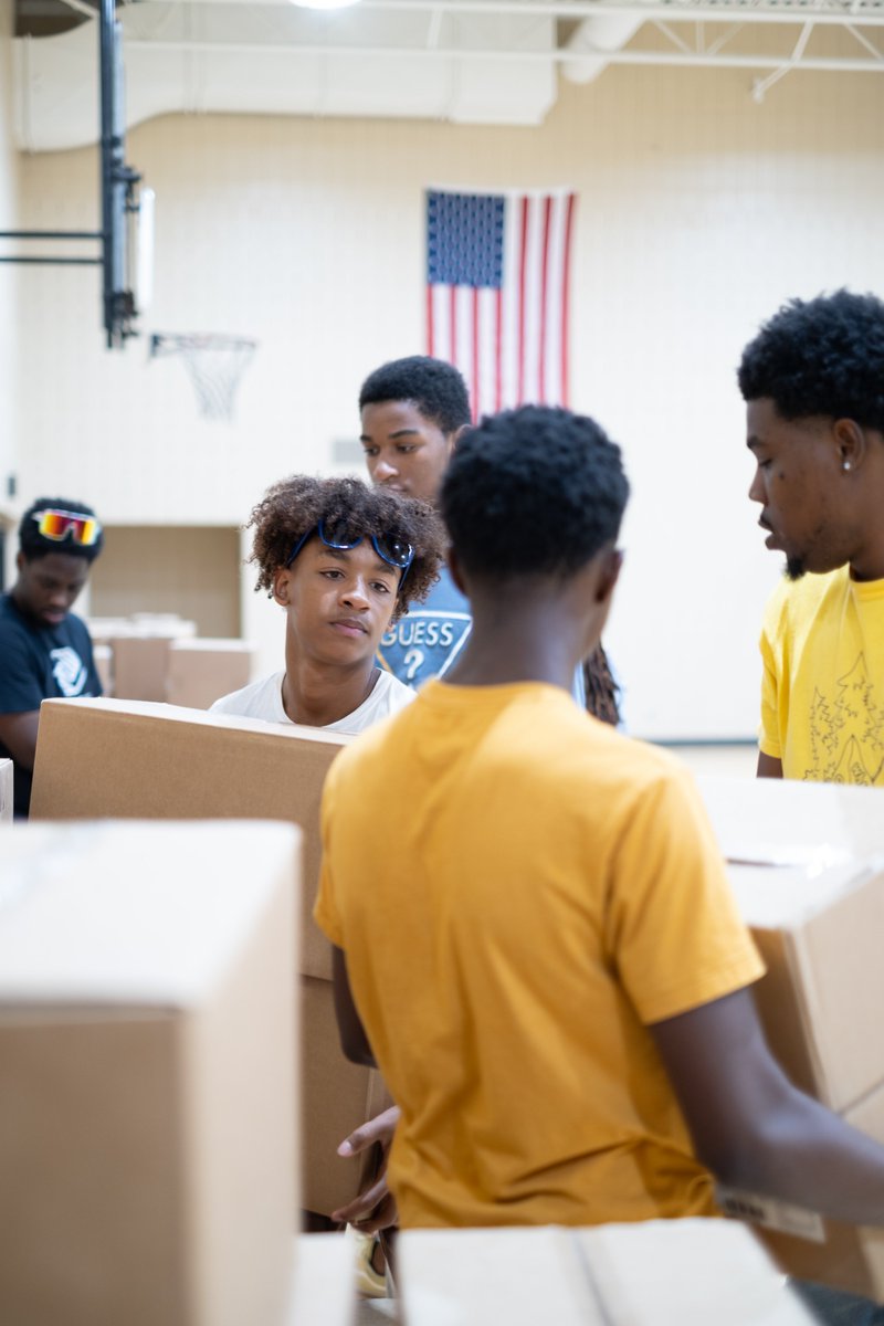 BGCMilwaukee's tweet photo. BGCGM was honored to receive a donation of 5,000 shelf-stable meals and 14,500 snacks from the #PepsiCoFoundation and the local @FritoLay team! Thank you, @PepsiCo for helping us invest in more great futures and ensuring all kids have access to nutritious meals. #FoodForGood https://t.co/VTwBxwsWi7