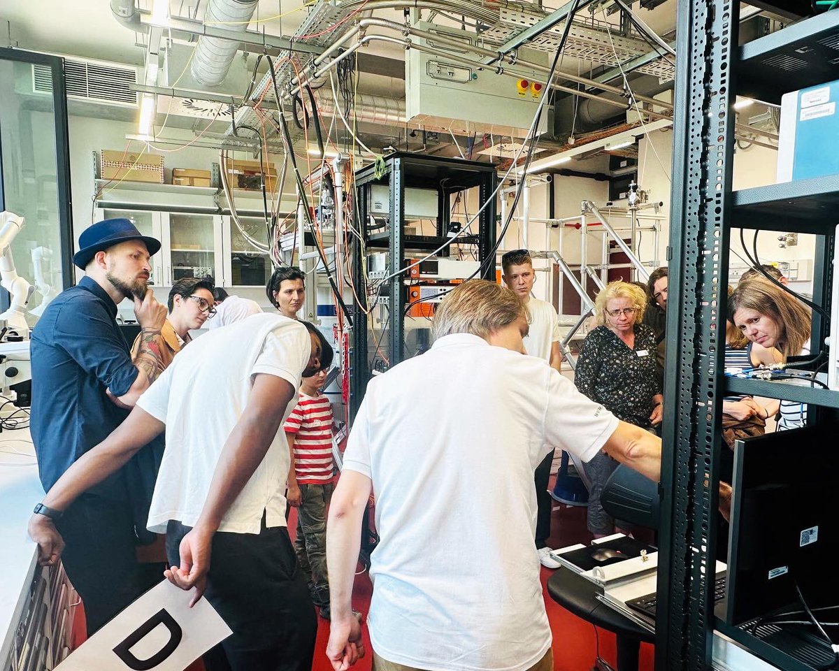 atthemicroscale's tweet photo. We love this yearly opportunity to introduce people to our magnets and high magnetic field science — be sure to check out @ISTAustria’s recap of the event here: https://t.co/9eQfFPmHkp ⚛️✨
#ISTA #opencampus #TQM #atthemicroscale #highmagneticfields #physics https://t.co/y727fTmyu7