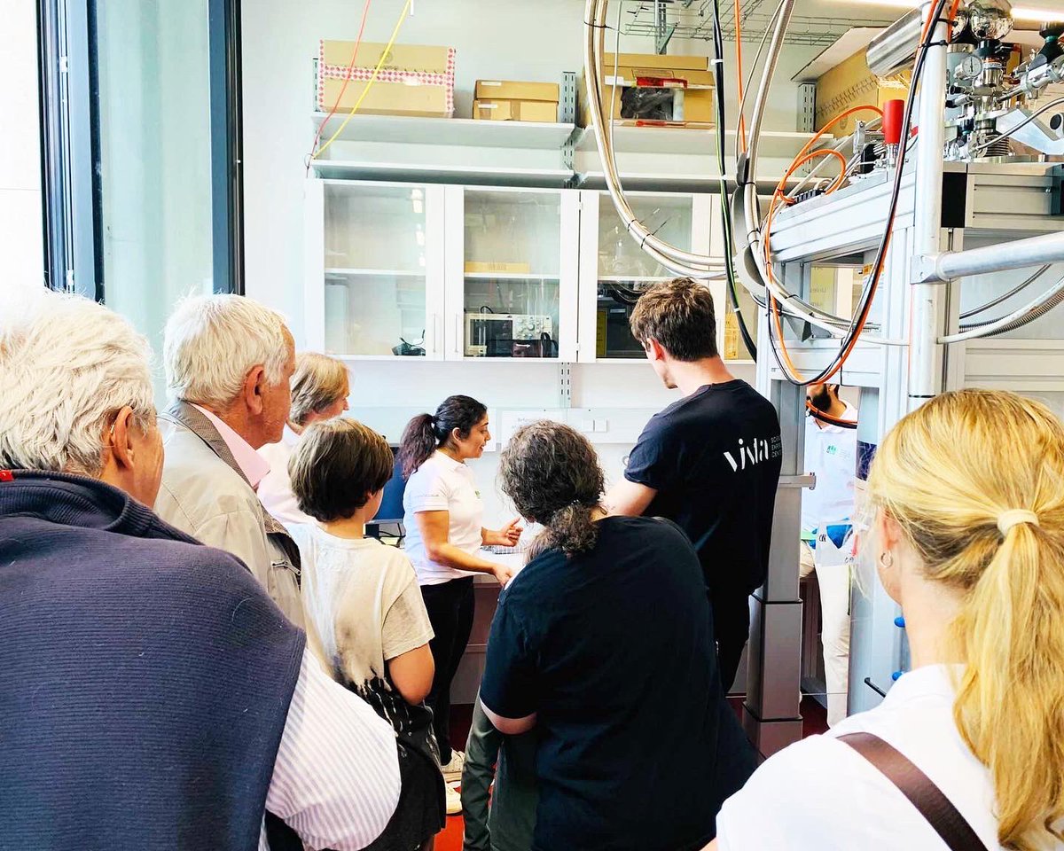 atthemicroscale's tweet photo. We love this yearly opportunity to introduce people to our magnets and high magnetic field science — be sure to check out @ISTAustria’s recap of the event here: https://t.co/9eQfFPmHkp ⚛️✨
#ISTA #opencampus #TQM #atthemicroscale #highmagneticfields #physics https://t.co/y727fTmyu7