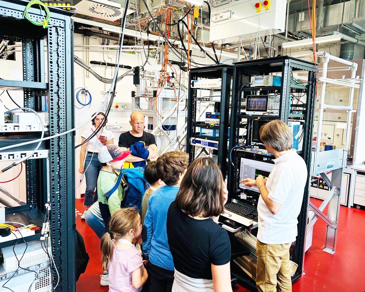 atthemicroscale's tweet photo. We love this yearly opportunity to introduce people to our magnets and high magnetic field science — be sure to check out @ISTAustria’s recap of the event here: https://t.co/9eQfFPmHkp ⚛️✨
#ISTA #opencampus #TQM #atthemicroscale #highmagneticfields #physics https://t.co/y727fTmyu7