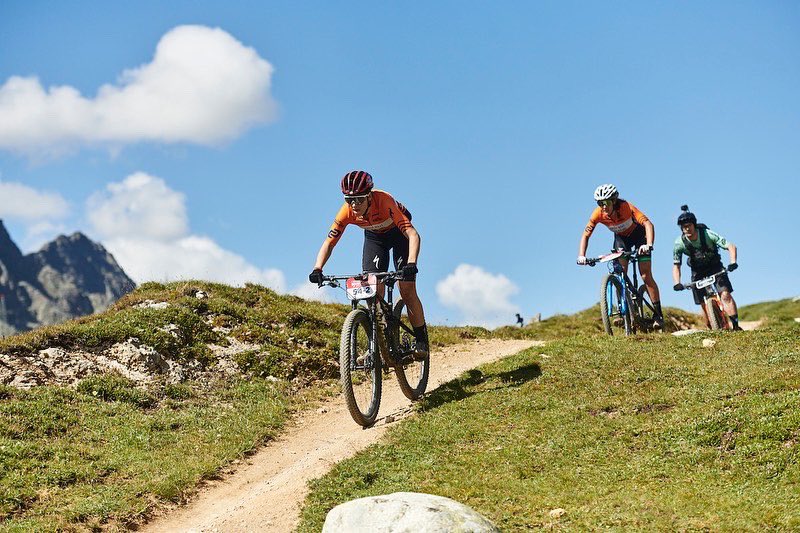 Part 2 🇨🇭Swiss Epic - Stage 2🇨🇭 81km | 2400m P-1 🥇 Today unfolded seamlessly, with Vera and I strategically riding among competitors before making our decisive move. Another day embracing the orange vibes, just as we wished for 🍊